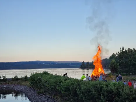 St. Hans-feiring med bål langs stranda