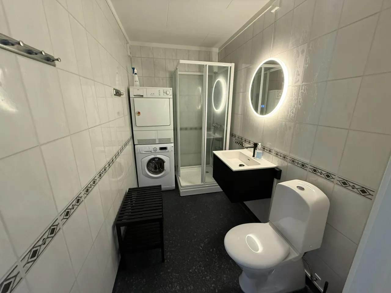 Leilighet over resepsjon. Moderne bad med dusj, vaskemaskin og tørketrommel.