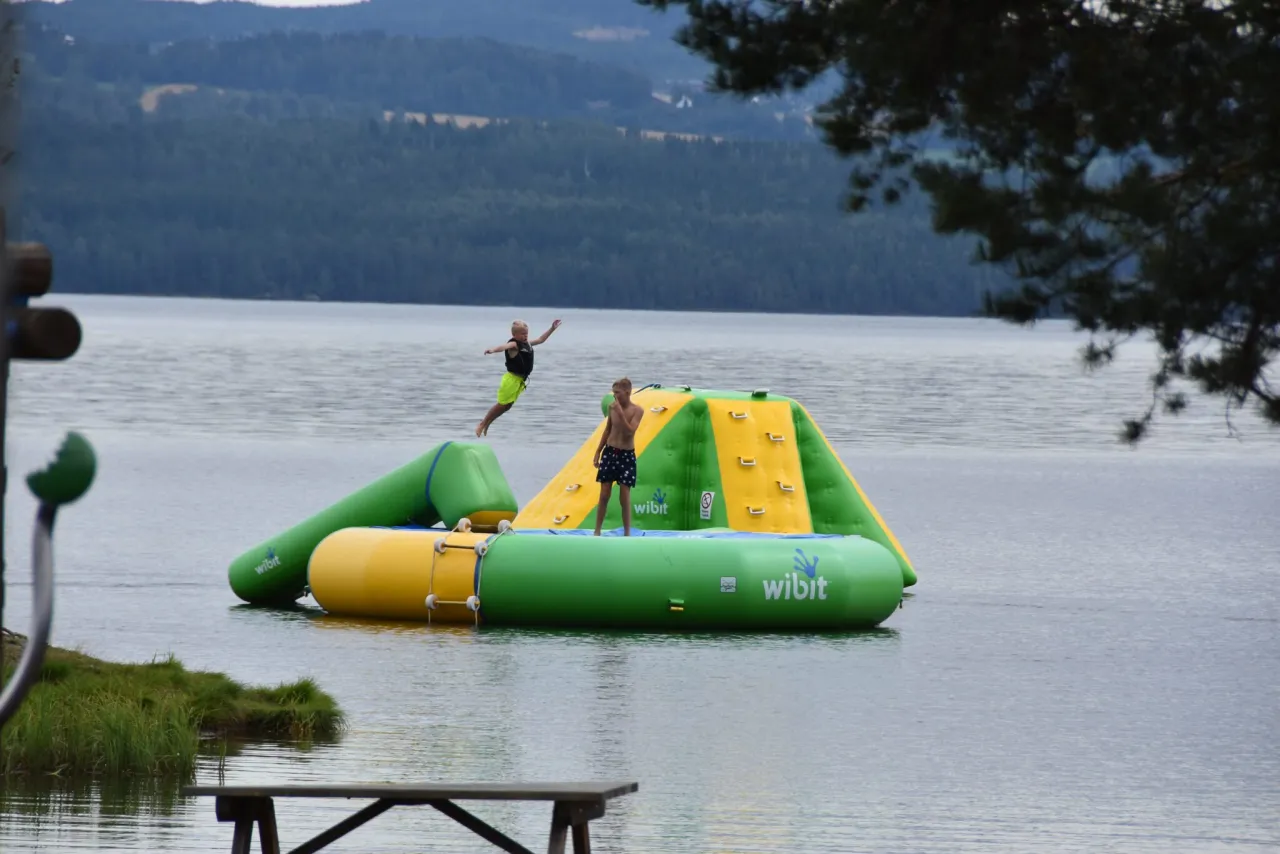 Hoppetårn og vanntrampoline