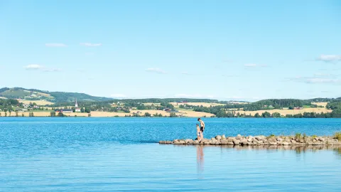 Gutter i flotte omgivelser ved vannkanten